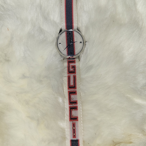 GORGEOUS ITALIAN LUXURY GUCCI WATCH ⌚️ STANDS OUT! - Picture 2 of 5